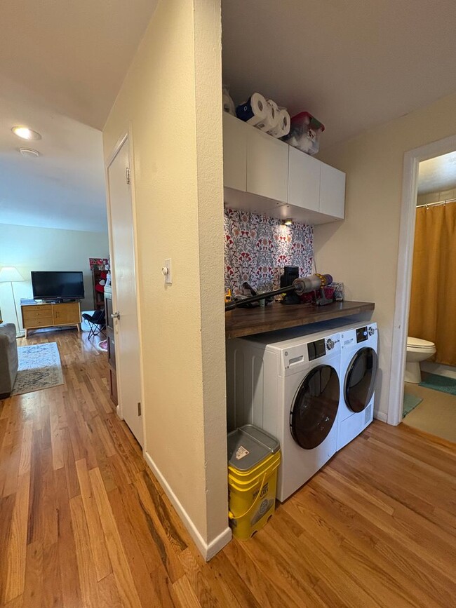 Building Photo - 3 Bed 1 Bath Home W/Large Backyard Walking Distance To Everything.