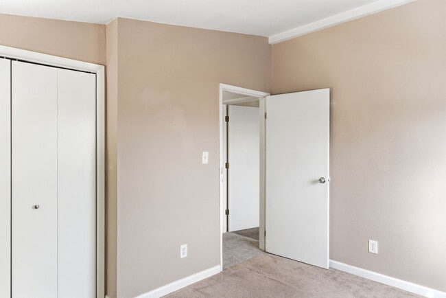 Building Photo - Spacious and versatile 6-bedroom, 2-bath split-level home