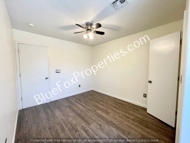 Building Photo - 8701 E Chimney Spring Dr