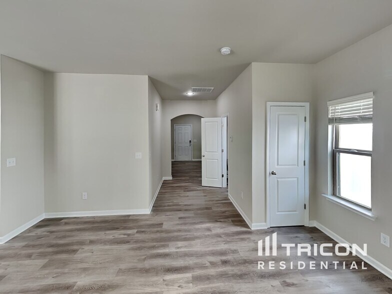 Building Photo - 130 Spring Knoll Dr