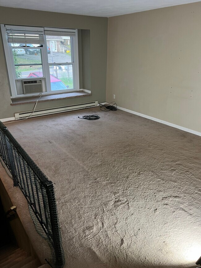 Living room - 832 Oakdale Rd