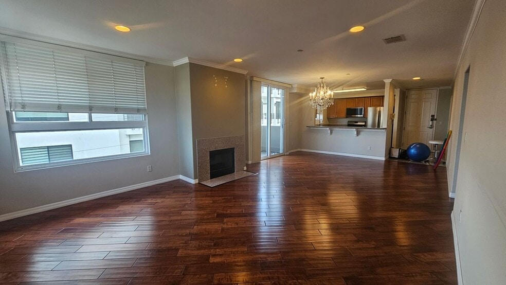 Building Photo - 1049 S Hobart Blvd