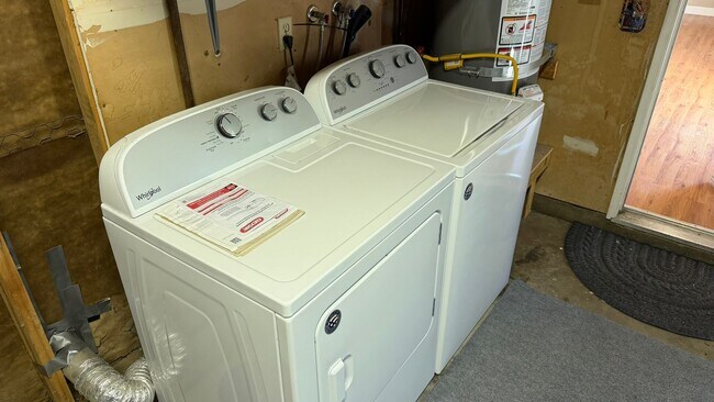 Building Photo - Clayton Townhouse 2 bedrooms 2 bathrooms 2 car garage