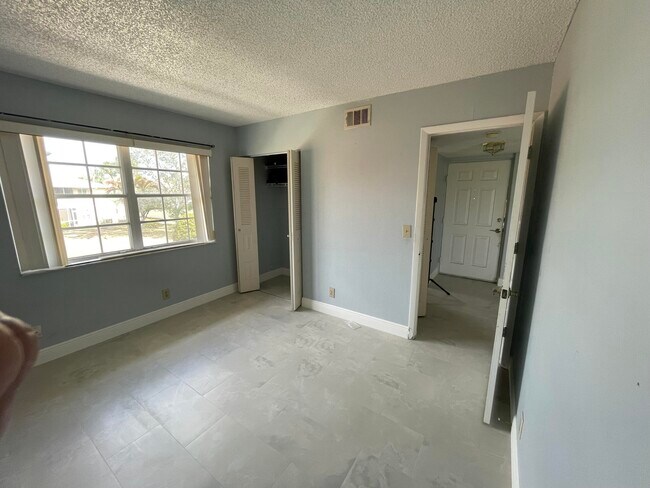 Building Photo - 1560 SE Royal Green Cir