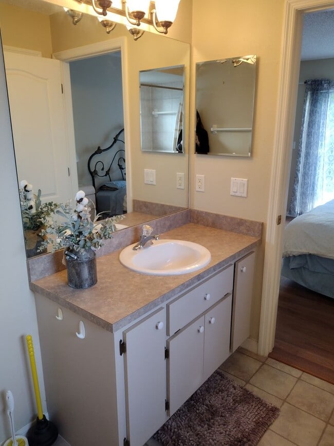 Building Photo - 3 Bedroom 2 Bath House 2 car garage with Large screened in porch! Tenant occupied till March 31st