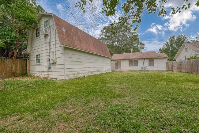 Building Photo - For Lease | 3 Bed, 1 Bath | 1,199 Sq Ft | East End Houston