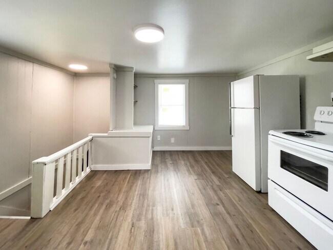 Building Photo - 906 W Main St