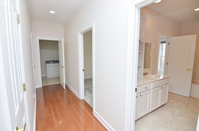 Building Photo - 604 Georgian Way