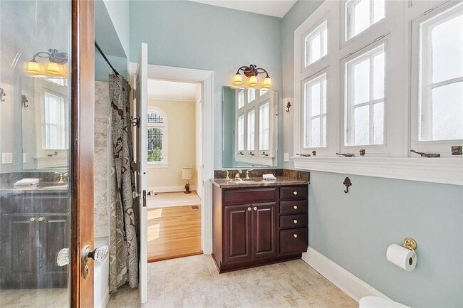Building Photo - 30 Fontainebleau Dr
