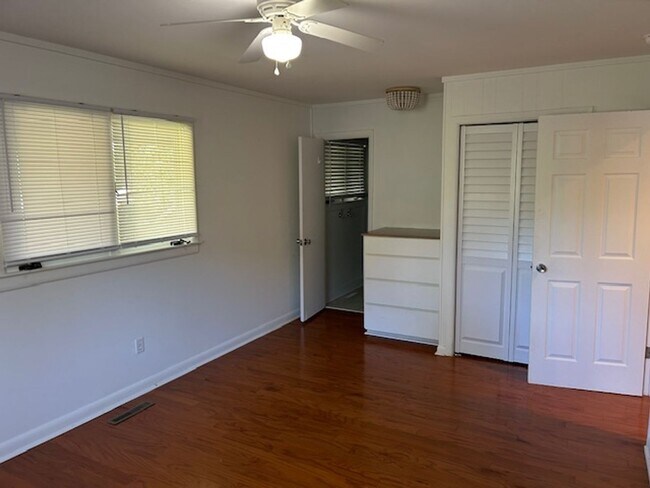 Building Photo - FREE MONTH OF DECEMBER 2025 Beach, 2nd row