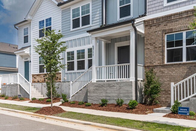Building Photo - Cozy Townhome with 2 car garage!