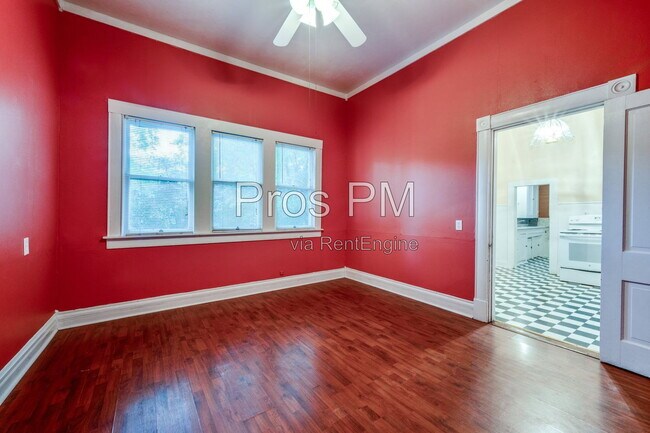Building Photo - 912 N Elm St