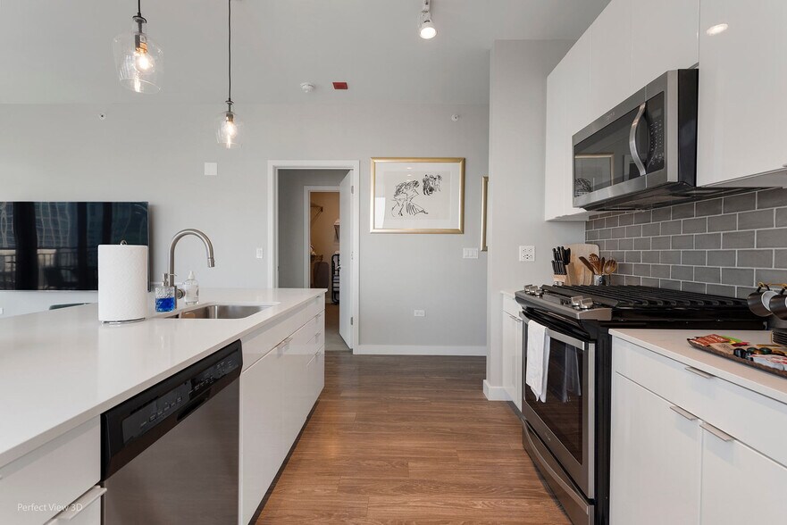 Building Photo - 1080 W Addison St