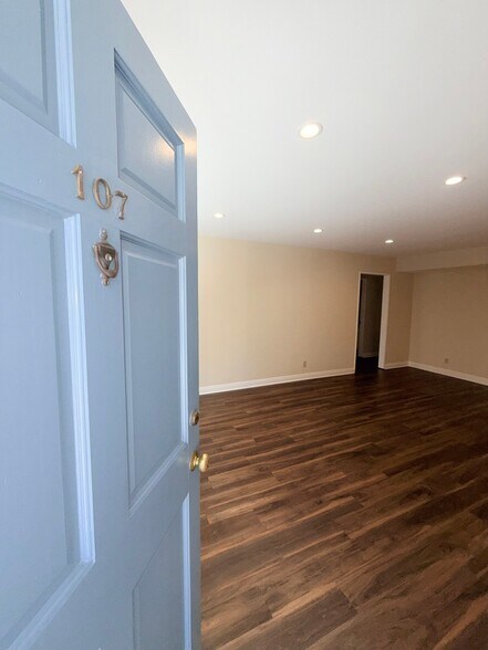 Building Photo - 515 E Elmwood Ave