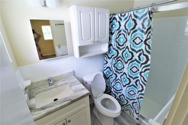 Building Photo - 1935 Edgewater Dr