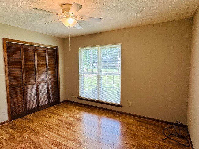 Building Photo - 3-Bedroom home is sure to captivate from t...