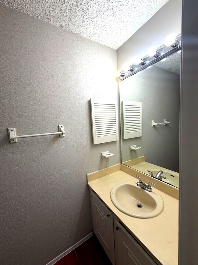 Building Photo - 5817 W Tidwell Rd