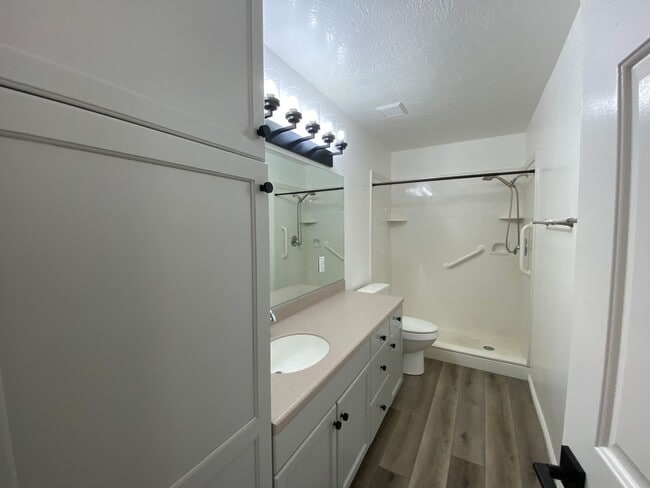 Building Photo - REMODELED 2 BEDROOM UNIT DOWNTOWN ST. GEORGE!