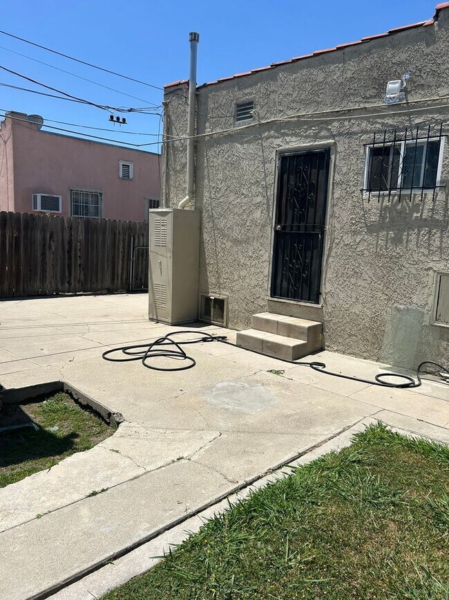 Building Photo - 3rd Ave Duplex