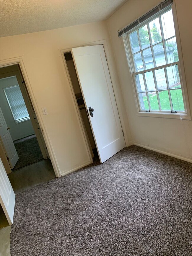Building Photo - Updated 4 Bedroom ~ 1 Bathroom House Near ...