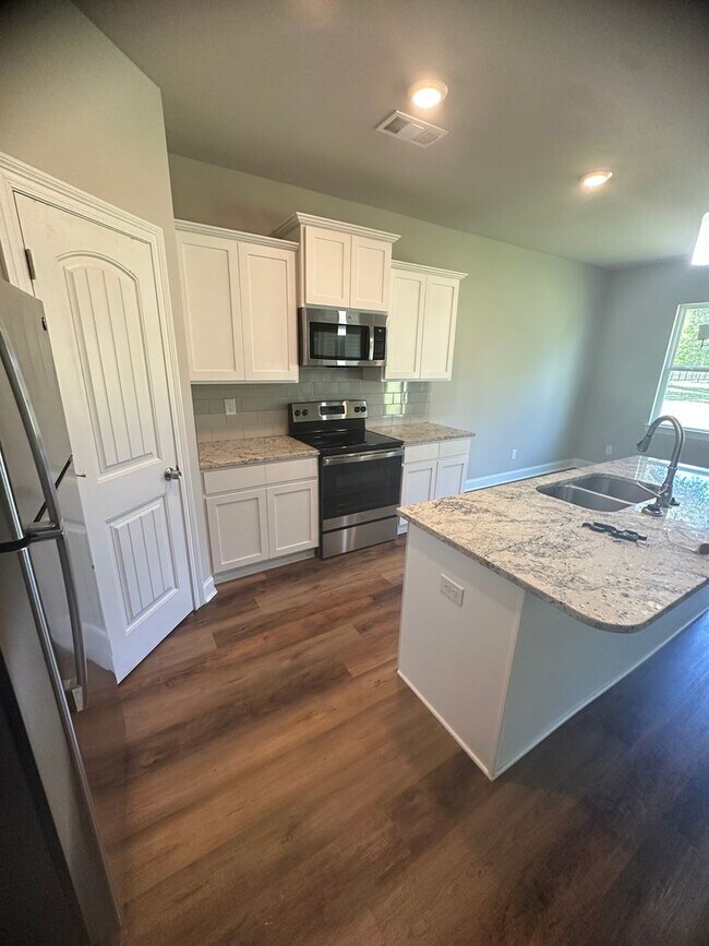 Building Photo - AVAILABLE NOW!