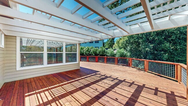 Building Photo - Gorgeous Home with private yards, large de...