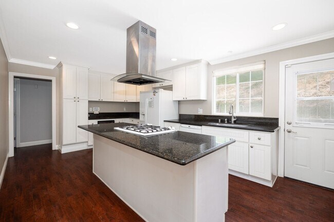Building Photo - Spacious single family 3 bedroom home now ...