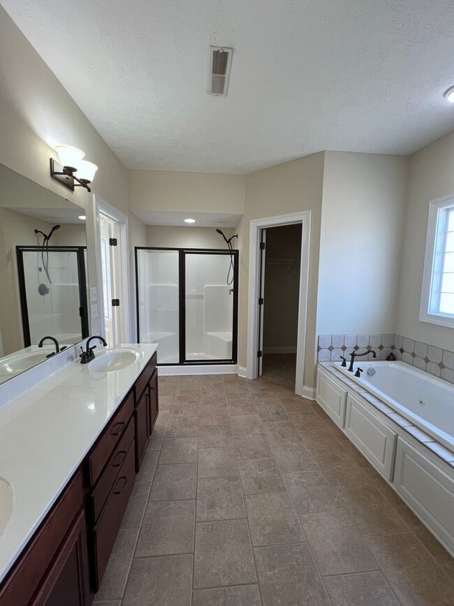 Building Photo - 4 Bdrm, 2 Bath, 2 Car Garage