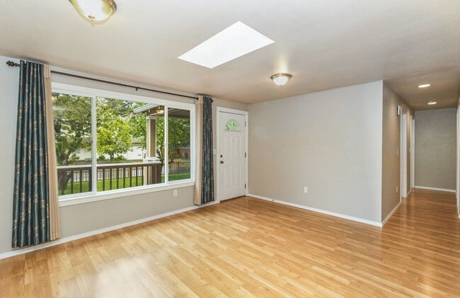 Building Photo - Kirkland Rambler for rent! Contact Jennifer for a showing 4252238096