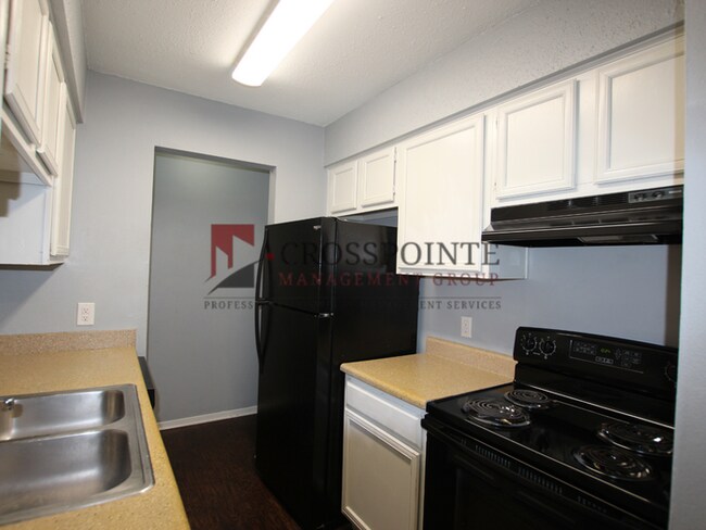 Building Photo - Tour Today: Downstairs 1 Bed 1 Bath Apartment!