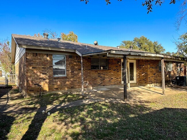 Building Photo - 3 Bedroom / 2 Bath