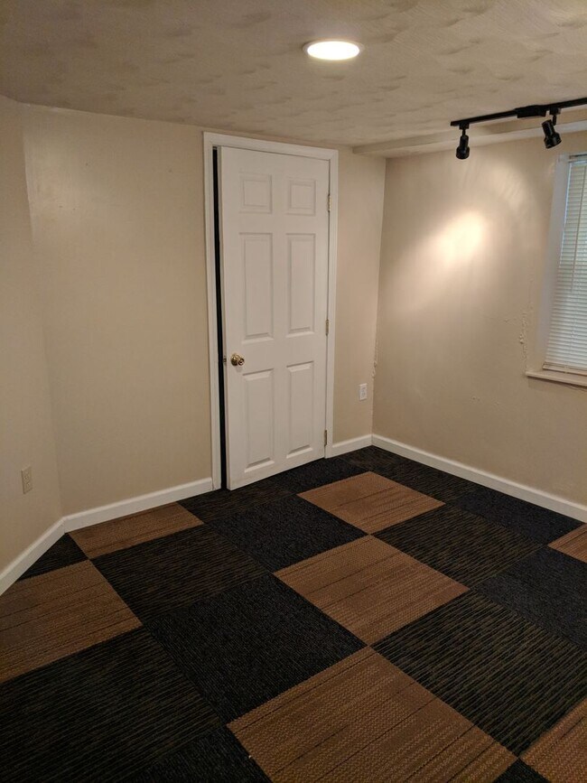 Building Photo - South Oakland Large and renovated 3 bedroom apartment Must SEE!