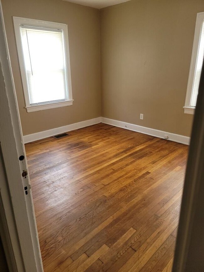 Building Photo - 3 Bedroom, 2 Bathroom in Lexington!