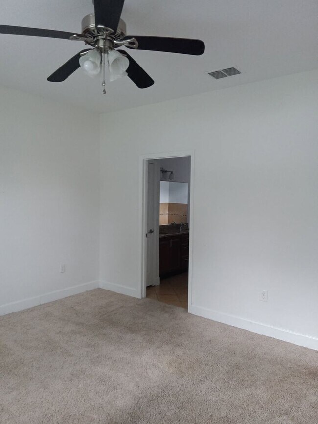 Building Photo - Spacious 4-Bedroom 2 Bathroom Apartment fo...