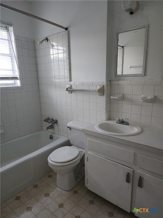 Building Photo - 405 Robertson Ave