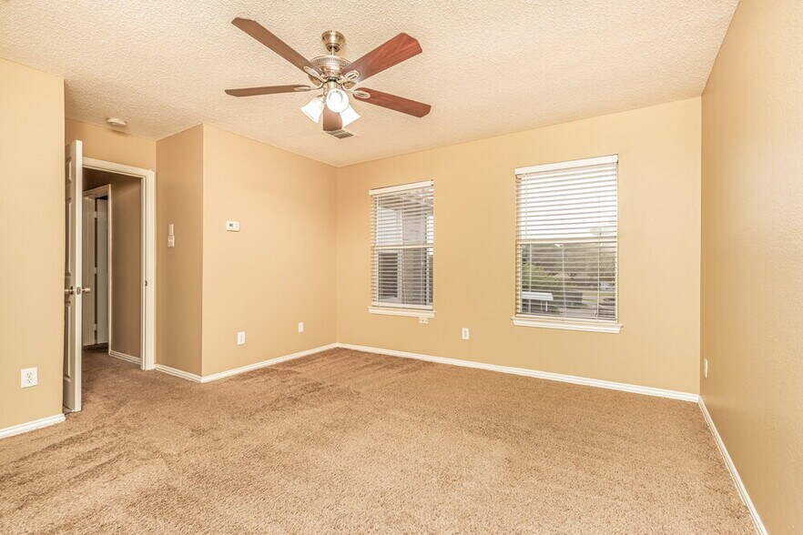 Building Photo - 520 Picketts Dr