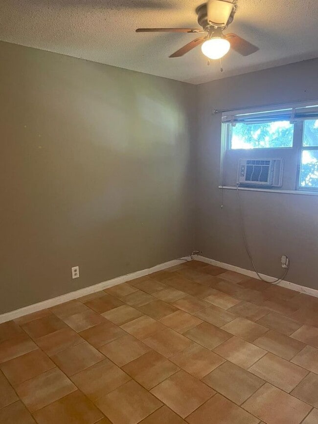 Building Photo - 702 N L St