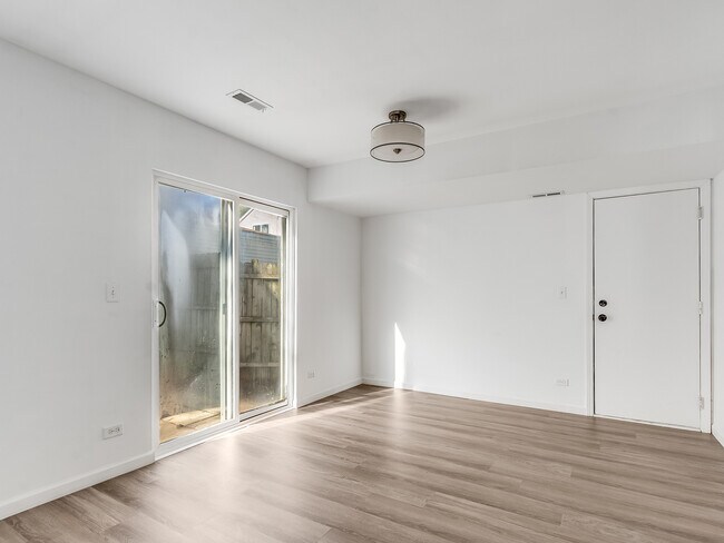 Building Photo - 1053 Symphony Dr