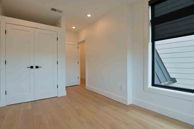 Building Photo - 2641 4th St NE