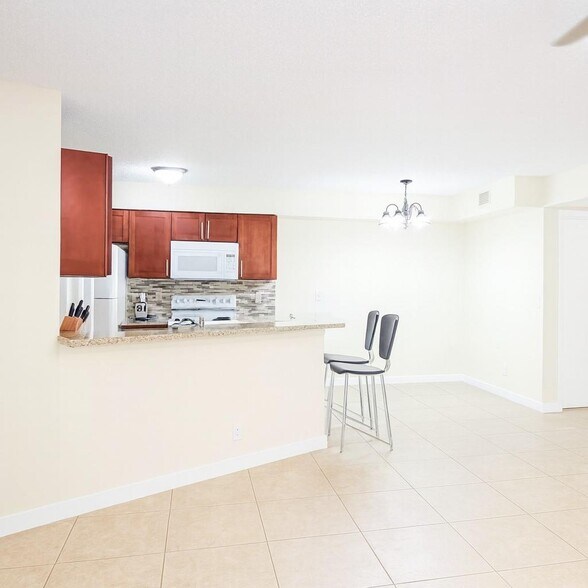 Building Photo - 9999 Summerbreeze Dr