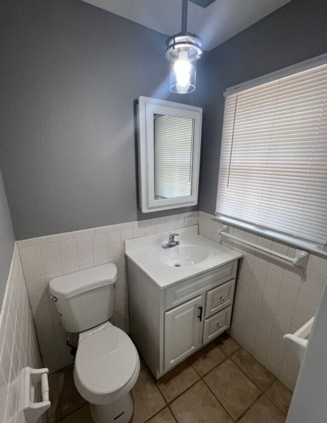 Building Photo - Renovated 2+ Bed, 3 Bath Duplex with Finis...