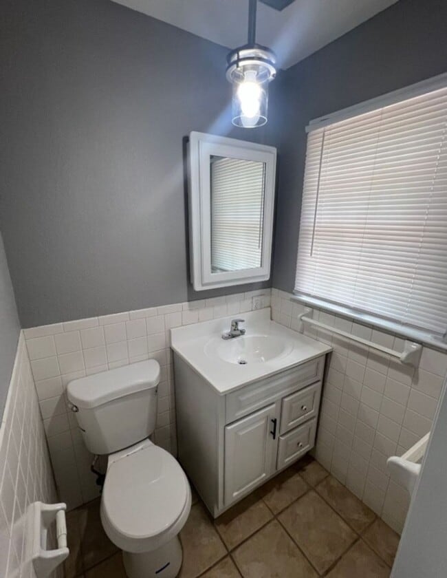Building Photo - Renovated 2 Bed, 3 Bath Duplex with Finish...
