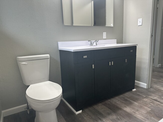 Building Photo - 602 Sara St