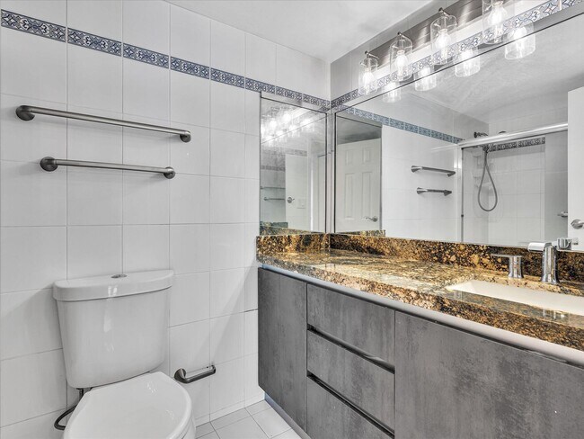 Building Photo - 2655 Collins Ave