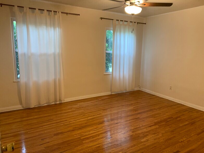 Building Photo - 1117 S Hayworth Ave