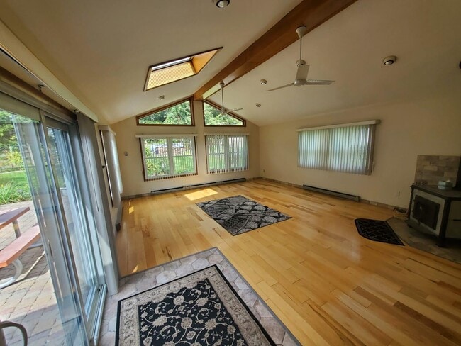 Building Photo - 134 Quaker Hill Rd