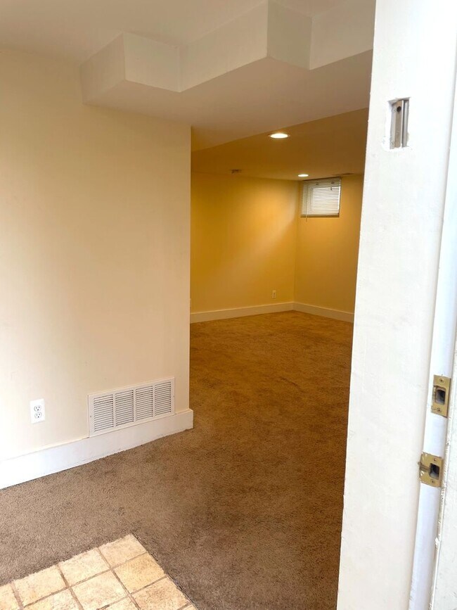 Building Photo - 903 Dewey Ave