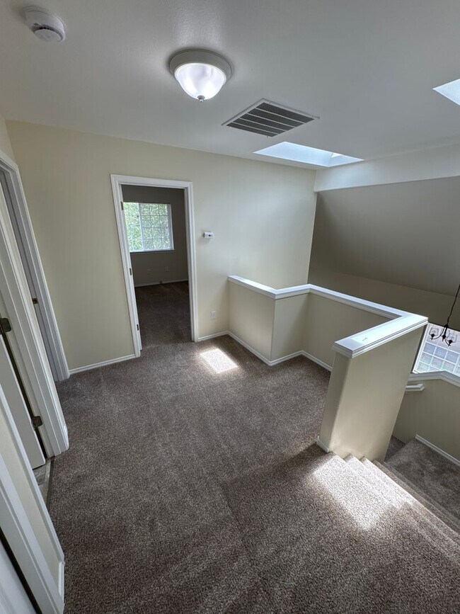 Building Photo - Available Now – Spacious 3 Bedroom, 2.5 Bath Home in a Prime Corvallis Location