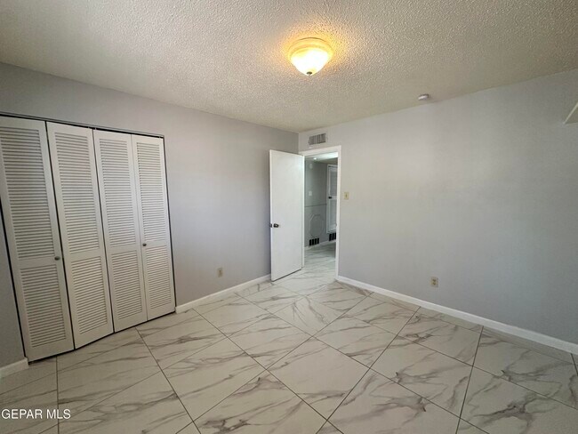 Building Photo - 10838 Valle Grande Ct