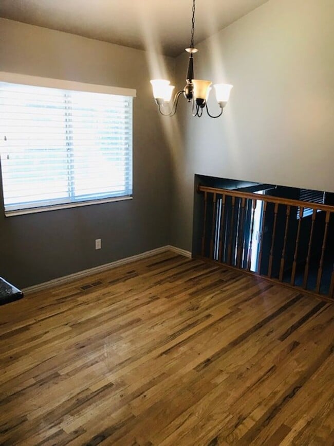 Building Photo - Beautiful home with fenced backyard